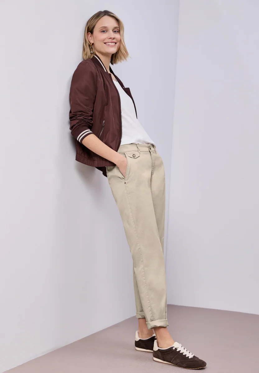 Chino im Casual Fit in softer Qualität – Bild 8